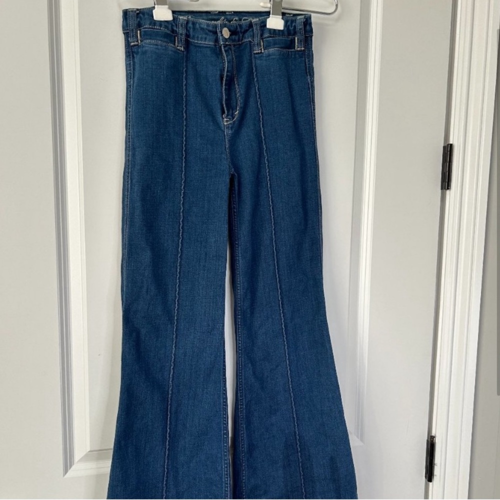 Abercrombie & Fitch High Waist Super Flare Jeans Size 2R EUC. Inseam approx 29”.